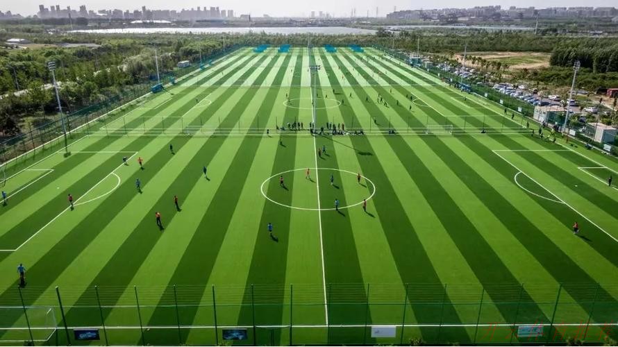 开云体育APP：相约唐山南湖城市足球广场 第七届“冀萌杯”青少年足球赛燃情开赛