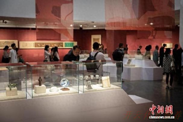 开云官方：世界赛艇联合会主席罗兰十五运会期间参观广东美术馆双展