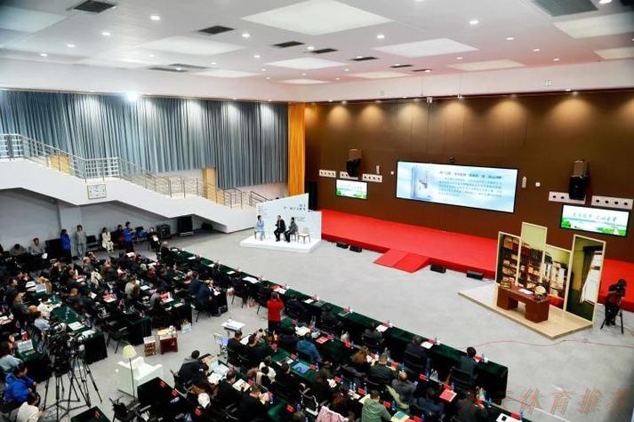 开云官方：世界赛艇联合会主席罗兰十五运会期间参观广东美术馆双展